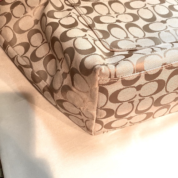 COACH signature jacquard fabric & patent leather flowers & trim tote. F16276 - Picture 14 of 15